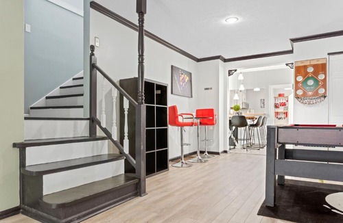 Detroit - Shoreway Apartment | Luxe Suite with Pool Table, King Bed, 3 TVs, & Free Parking