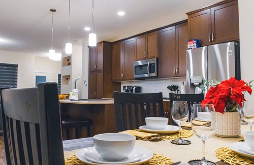Northeast Edmonton House | Luxurious 3 Bedroom House NW Edmonton 6 Guests .3 Bedrooms .3 Beds 2.5 Baths