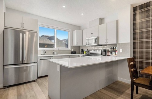 Evanston House | Luxurious 4BR Home | Near Banff | YYC | Garage