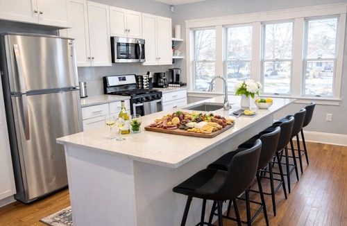 Hough House | Luxurious 9 BR Movie Theater Duplex Near CWRU!