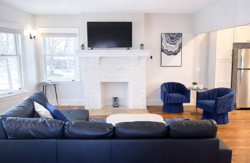 Hough House | Luxurious 9 BR Movie Theater Duplex Near CWRU!