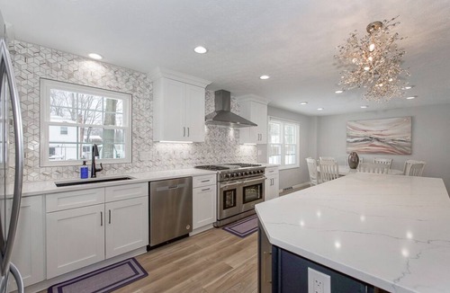 Avon Lake House | Luxurious and Spacious House—Hot Tub and EV charger