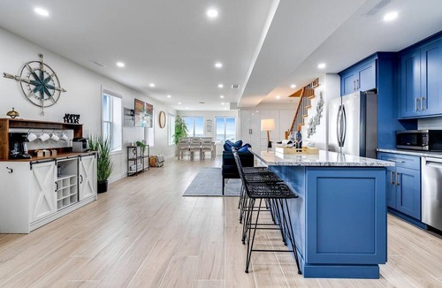 Kingsville House | Luxurious Beachfront Rental with Hot-Tub and Yard in Canada
