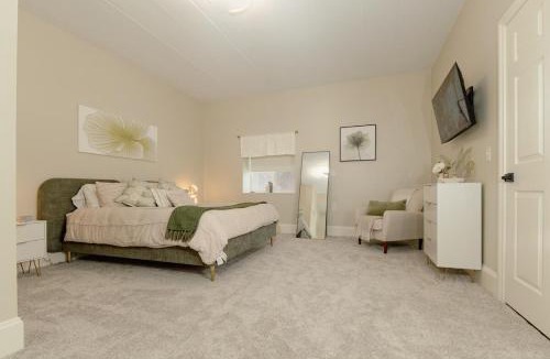 Conneaut Lakeshore Apartment | Luxurious One-Bedroom Gem Near Conneaut Lake