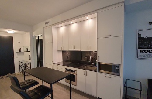 CityPlace Condo | LUXURY 1 BED +DEN, 1 BATH AT THE WELL DOWNTOWN TORONTO. 3 MIN WALK TO CN TOWER