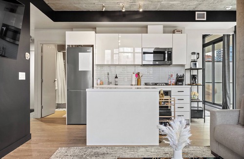 Connaught Condo | Luxury 2BR/2BA Condo in Calgary Beltline | King Bed, Free Underground Parking
