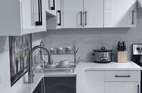 Delta House | Luxury 2BR Delta Stay Free Parking Near Van