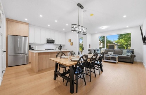 Renfrew House | Luxury 3 Master Suites! Renfrew Home 2 King bd with ensuite Baths & AC