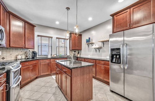 Hough House | Luxury 4 BR Near Cleveland Clinic, UH & CWRU!