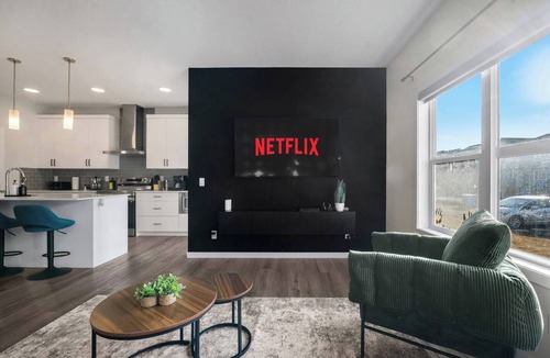 Calgary House | Luxury 4BR | AC | Near YYC | PS4 | Game Room l
