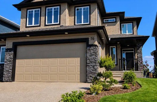 St. Albert House | Luxury 4BR Retreat | 3.5 Baths | A/C | Fireplace & Patio