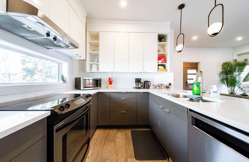 West Edmonton House | Luxury 5BDRM Retreat - Hot Tub - King Bed - Sleeps 13