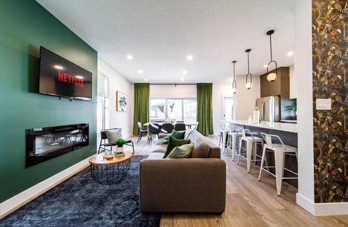 West Edmonton Apartment | Luxury 5BDRM Retreat - HotTub - KingBed - AC - Sleeps 13