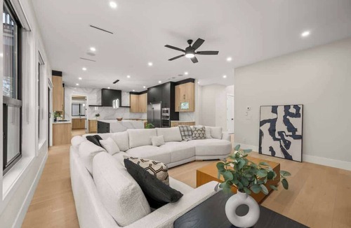 Langley House | Luxury 5BR Modern Home Huge Open Layout