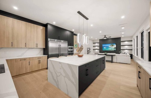 Langley House | Luxury 5BR Modern Home Huge Open Layout