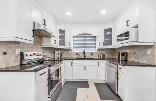 Delta House | Luxury Delta House 5 Bedroom 7 Beds