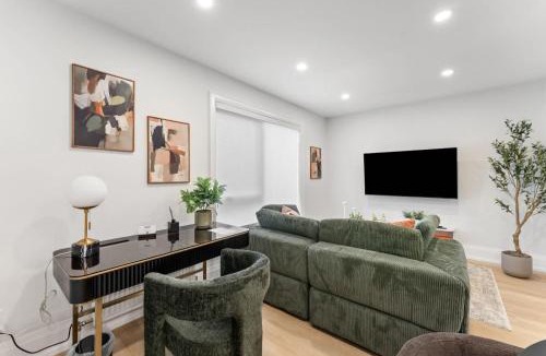 Keelesdale - Eglinton West House | Luxury Deluxe 1 BR - 2 Beds - Stylish - New Build Downtown