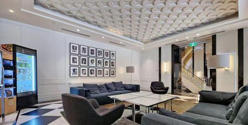 Bay Cloverhill Apartment | Luxury Downtown Toronto 2BR Condo free parking Sleeps 7 Pool Spa Gym Steps to UofT Subway & Hospitals