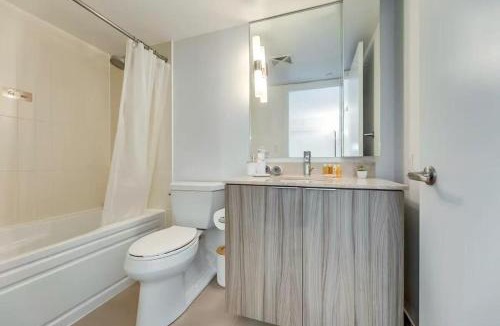 Bay Cloverhill Apartment | Luxury Downtown Toronto 2BR Condo free parking Sleeps 7 Pool Spa Gym Steps to UofT Subway & Hospitals