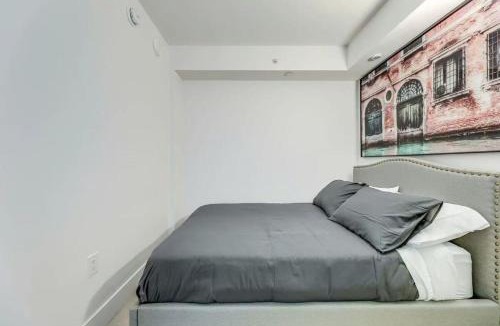 Bay Cloverhill Apartment | Luxury Downtown Toronto 2BR Condo free parking Sleeps 7 Pool Spa Gym Steps to UofT Subway & Hospitals