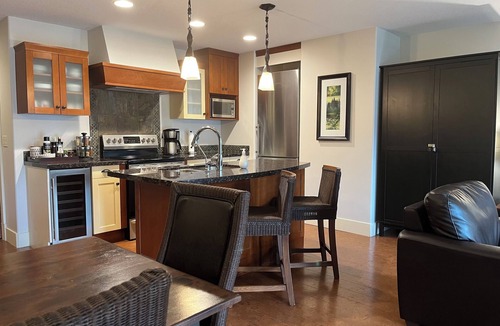 Canmore Condo | ❤️🌲Luxury Escape w/Superb Views for 6☀️Indoor Pool & Hot Tub☀️