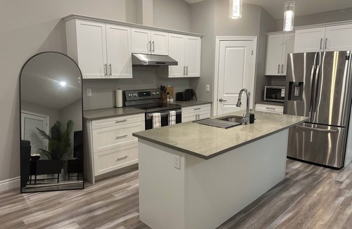 Windsor House | Luxury Home 10mins drive to Windsor/Detroit border, sleeps 11 guest