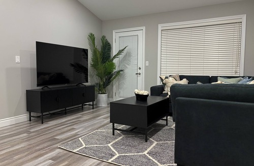 Windsor House | Luxury Home 10mins drive to Windsor/Detroit border, sleeps 11 guest