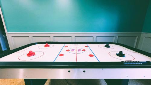 Northwest Calgary House | Luxury Home, 5BedRoom, 2King Beds, Game Room, Play Room, Theater, Hot Tub and More