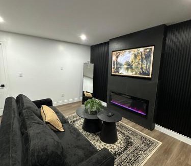 Windsor House | Luxury Home close to Windsor Airport and Detroit border, sleeps 11 guest