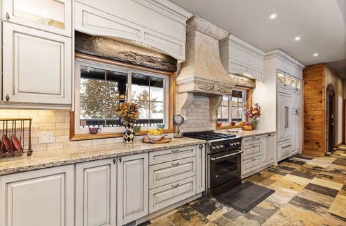 Dunchurch Villa | Luxury Lakefront Estate - Sleeps 24 - Near Muskoka
