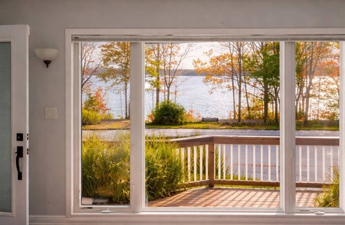 Barrie House | Luxury Lakeview Stay with Jacuzzi | Downtown Barrie