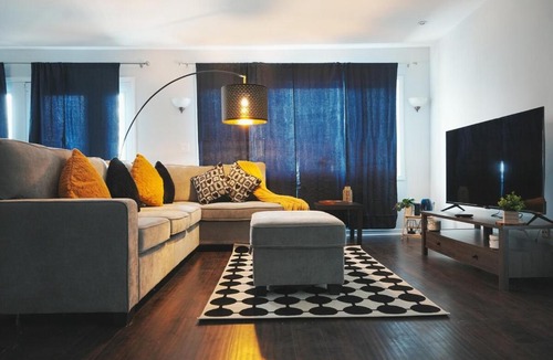Barrie Apartment | Luxury Lakeview Stay with Jacuzzi in Downtown Barrie