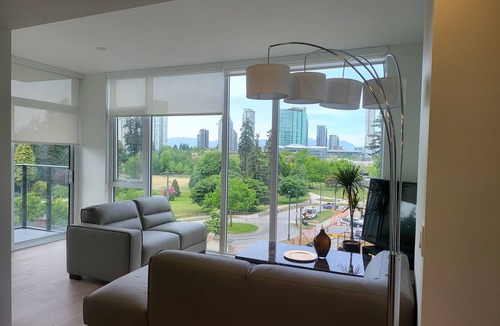 Surrey Condo | Luxury Living New Condo Overlooking Holland Park and central surrey down town.