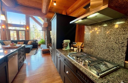 East Kootenay House | Luxury log home for golfers. Private hot tub, 4BR/4BA, and 7 championship courses within 24 minutes.