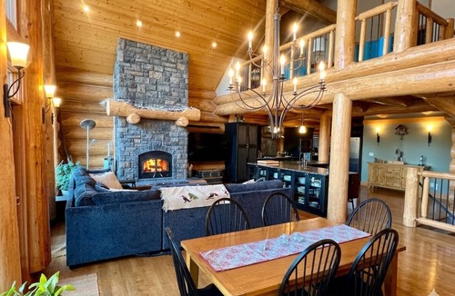East Kootenay House | Luxury log home for golfers. Private hot tub, 4BR/4BA, and 7 championship courses within 24 minutes.