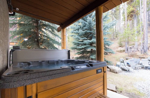 East Kootenay House | Luxury log home for golfers. Private hot tub, 4BR/4BA, and 7 championship courses within 24 minutes.