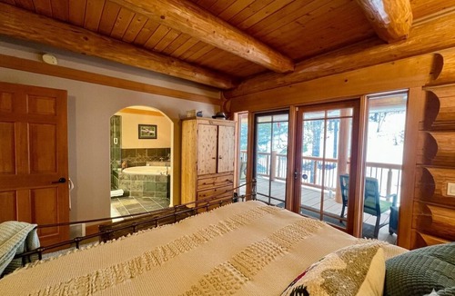 East Kootenay House | Luxury log home for golfers. Private hot tub, 4BR/4BA, and 7 championship courses within 24 minutes.