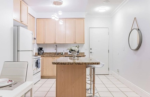 Downtown Mississauga Condo | Luxury One Bedroom Condo Near Square One / Paking