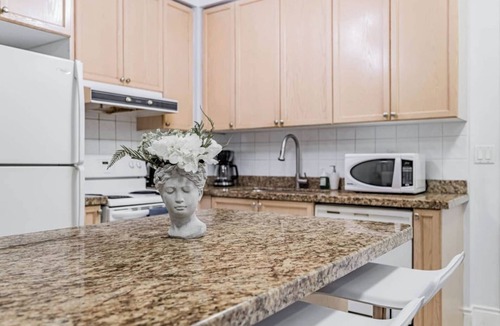 Downtown Mississauga Condo | Luxury One Bedroom Condo Near Square One / Paking
