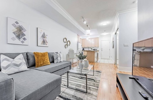 Downtown Mississauga Condo | Luxury One Bedroom Condo Near Square One / Paking