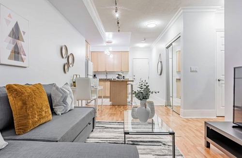 Downtown Mississauga Condo | Luxury One Bedroom Condo Near Square One / Paking