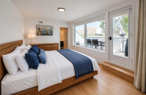 Pointe-Saint-Charles Apartment | Luxury Penthouse 3Bedrooms 2Bathrooms Downtown Private Roof Terrace presented by TripMontreal