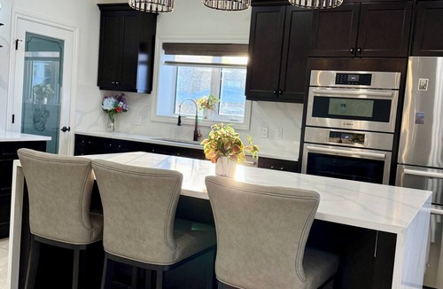 Whitehorse House | Luxury Retreat - large and cozy 4-bedroom with stunning mountain views.