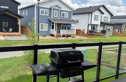 Whitehorse House | Luxury Retreat - large and cozy 4-bedroom with stunning mountain views.