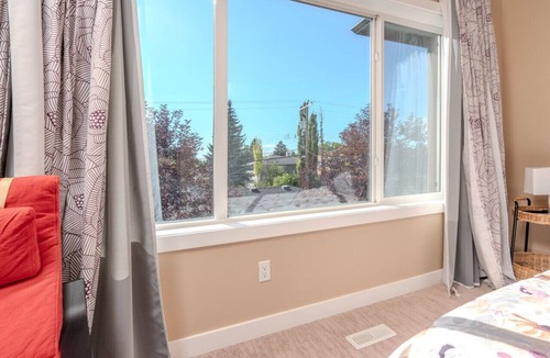 Banff Trail House | Luxury Retreat Near UofC | 2King+2Queen