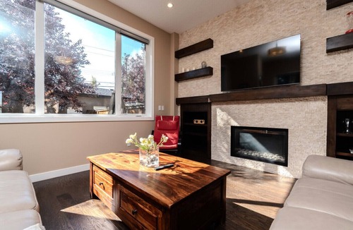 Banff Trail House | Luxury Retreat Near UofC | 2King+2Queen