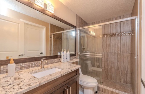 Banff Trail House | Luxury Retreat Near UofC | 2King+2Queen