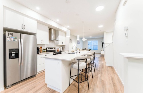 Calgary House | Luxury Spacious 3BR Retreat | King Bed | Fast WiFi | Free Parking | Near Shops