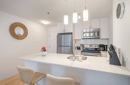 Cite Multimedia Apartment | Luxury Stay in Old Port | King Bed | Sleeps 4