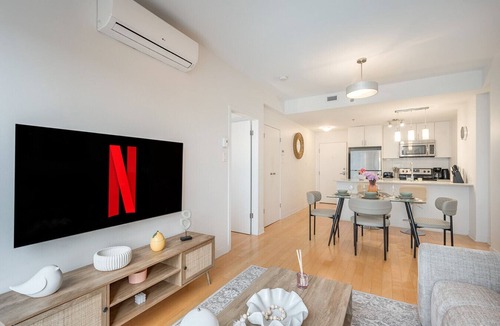 Cite Multimedia Apartment | Luxury Stay in Old Port | King Bed | Sleeps 4